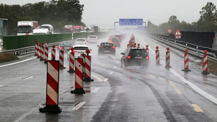 Symbolbild: Autos fahren bei Regenwetter durch eine Baustelle auf der A10. (Quelle: imago images/F. Sorge)