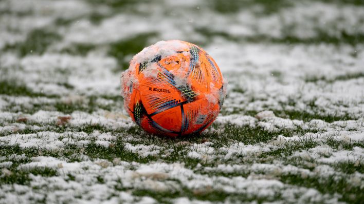 Ein schneebedeckter Fußball (imago images/Eibner)