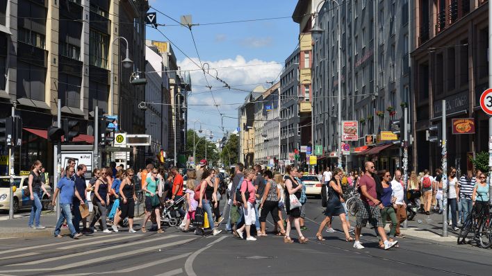 Symbolbild: Passanten überqueren die Straße am Hackescher Markt. (Quelle: imago images/Schoening)