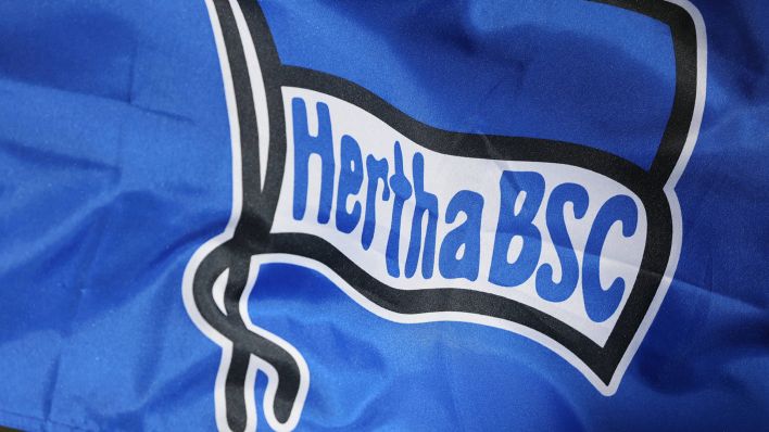 Das Emblem von Hertha BSC auf einer Eckfahne. Quelle: imago images/Metodi Popow