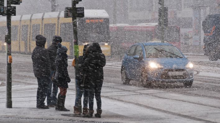 Symbolbild: Dichtes Schneetreiben in Berlin (Quelle: IMAGO/Hohlfeld)