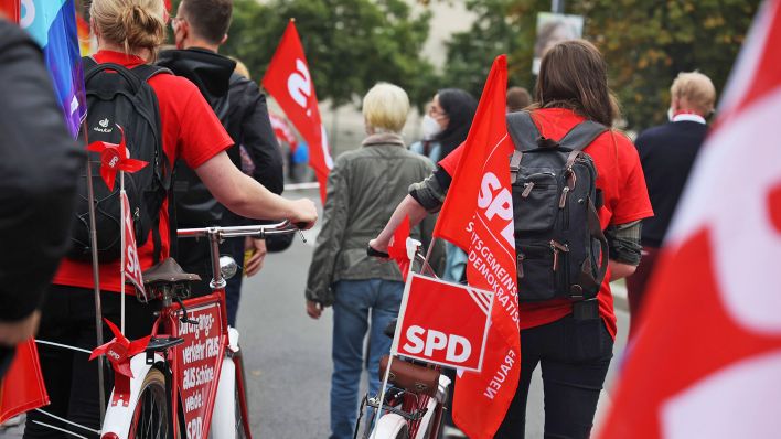 Symbolbild: Junge Menschen mit SPD-Flaggen bei der Demonstration Unteilbar in Berlin am 4. September 2021. (Quelle: Imago Images/Emmanuele Contini)
