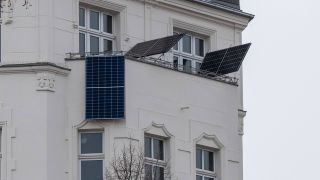 Eine private Solaranlage zur Stromerzeugung ist am 23.02.2023 auf einem Berliner Balkon installiert. (Quelle: Imago Images/T.See)