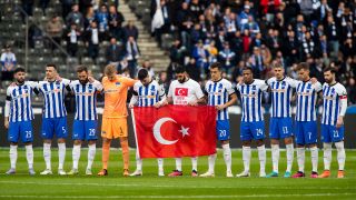 Die Spieler von Hertha BSC gedenken den Erdbebenopfern in der Türkei (imago images/Julias Frick)