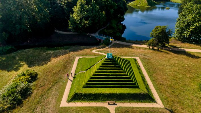 Die neu gestaltete Landpyramide im Pücklerpark Branitz (Quelle: imago/Rainer Weisflog)