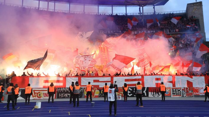 Der Gästeblock des 1.FC Union beim Hauptstadtderby gegen Hertha BSC am 28.01.2023. (Bild: IMAGO / Nordphoto)