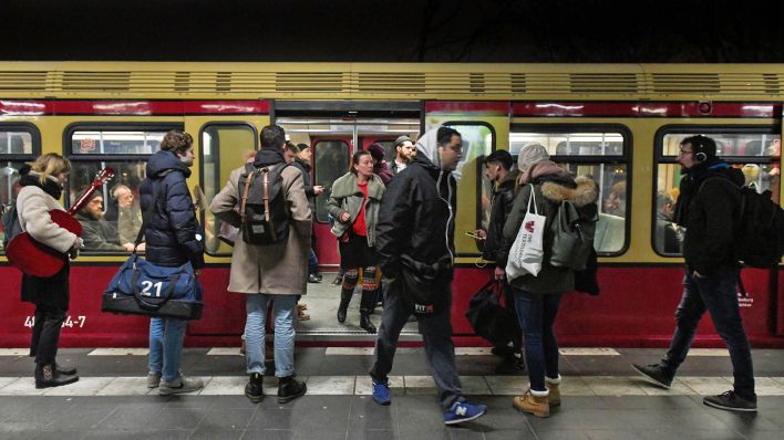 Fahrgäste steigen in eine Berliner S-Bahn. (Quelle: imago-images/Schoening)