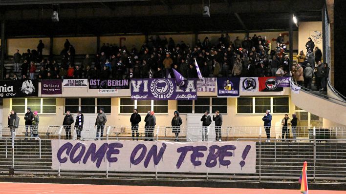 Die Fans von TeBe im Mommesenstadion. Quelle: imago images/Matthias Koch