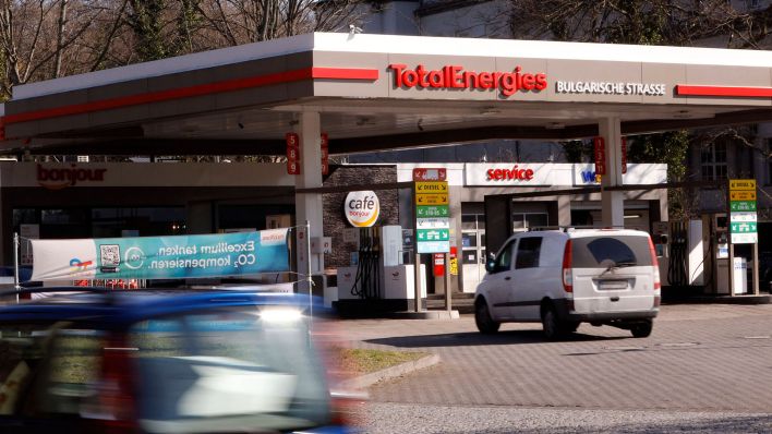 Ein Auto fährt auf eine Tankstelle von TotalEnergies in Berlin-Treptow. (Quelle: imago-images/Sebastian Gabsch)