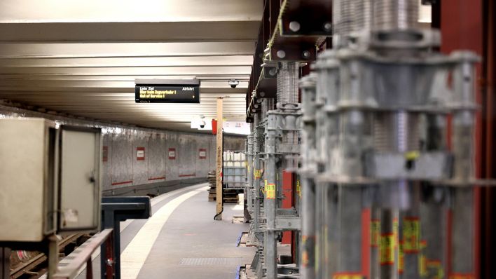 Archivbild: Ein Gleis der U2 am Alexanderplatz ist gesperrt, es wird gependelt. Der Bahnhof wird abgestützt. (Quelle: imago images/S. Gudath)