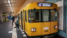 Fahrgäste steigen in eine U-Bahn der Linie U6 Richtung Alt-Tegel ein. (Quelle: imago-images/Jürgen Ritter)