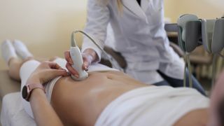 Schwangere Frau beim Ultraschall (Quelle: imago-images.de/YAY Images)