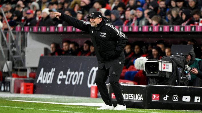 Union-Trainer Urs Fischer gibt beim Spiel gegen Bayern München Anweisungen von der Seitenlinie (imago images/Matthias Koch)