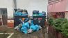 Überfüllte Müllcontainer und volle Müllbeutel, die davor liegen, sind in einem Hinterhof zu sehen (Bild: dpa/Jörg Carstensen)