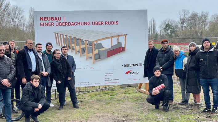 Berliner Politiker und Mellowparkmitglieder bei der Grundsteinlegung für die Dachkonstruktion am 13.03.2023 (Quelle: rbb/F.Rößler)