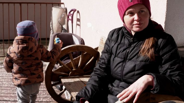 Eine Ukrainerin gibt in einer polnischen Geflüchteten-Unterkunft ein Interview.(Quelle:rbb)