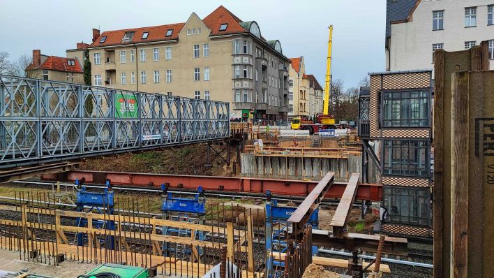 Blick auf die Bauarbeiten an der Moltkebrücke am S-Bahnhof Botanischer Garten.(Quelle:SenUMVK)