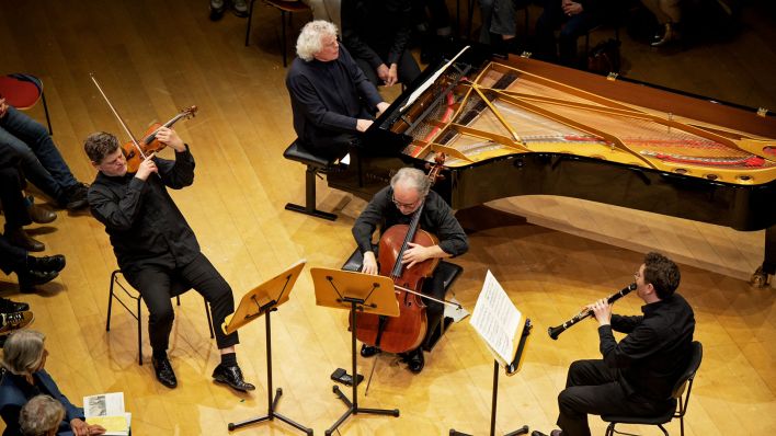 (v.l.n.r.)Guy Braunstein, Simon Rattle, Zvi Plesser und Sacha Rattle bei dem Konzert am 29.03.2023.(Quelle:Peter Adamik)