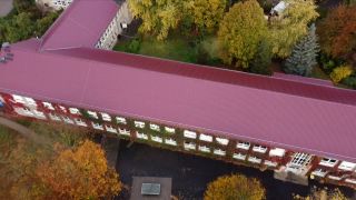 Das Dach einer Schule von oben.