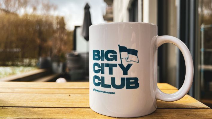 Eine Tasse mit der Aufschrift "Big City Club" (Tommy Kempert-Gmuer)