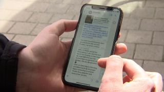 Ein Mann hält ein Smartphone in der Hand; über einen Messenger-Dienst tauschen sich Anwohner nach einer Diebstahlserie über Verdächtiges aus. (Quelle: rbb)