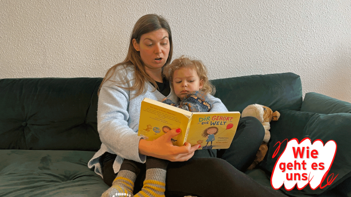 Die alleinerziehende Mutter und Studentin Christina liest mit ihrer Tochter ein Kinderbuch (Quelle: Kim Neubauer/rbb)