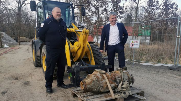 Sprengmeister Andre Müller und Bürgermeister Alexander Laesicke (Quell: Quelle: Stadt Oranienburg)