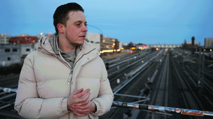 Clemens steht auf einer S-Bahn Brücke in Berlin (Quelle: Alexandra Friedmann)
