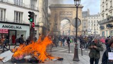 Ein Feuer brennt bei Protesten auf dem Gehweg in Paris. (Quelle: rbb)