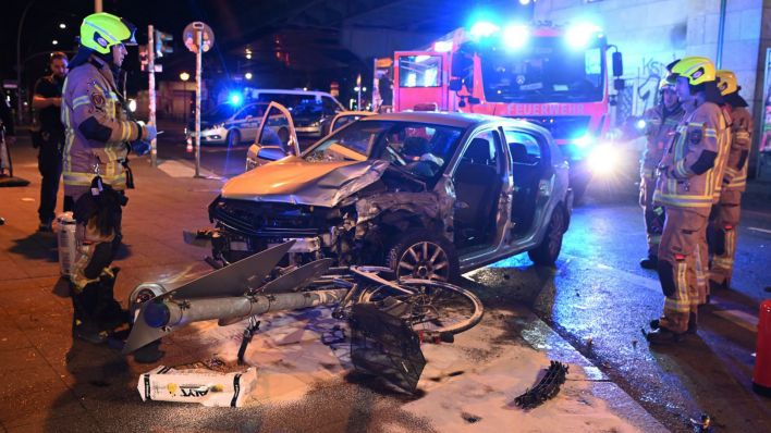 Schwerer Autounfall an der Kreuzung Schönhauser Allee, Höhe Pappelallee. (Quelle: M. Pudwell)