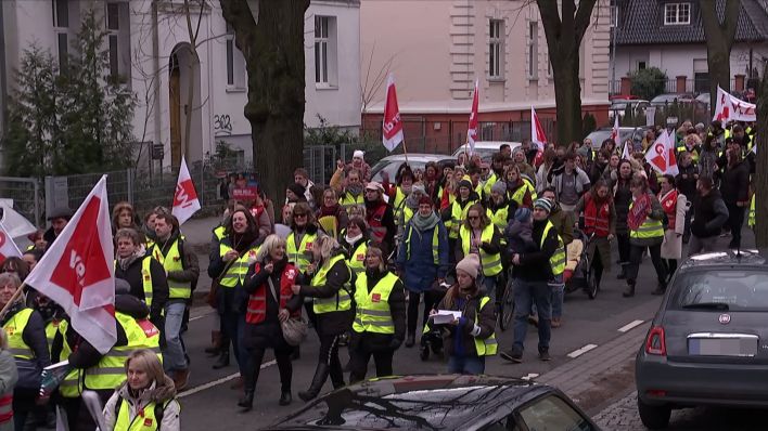 Teilnehmerinnen des Kita-Warnstreiks nehmen am 08.03.2023 an einer Demonstration in Hennigsdorf teil (Quelle: rbb)