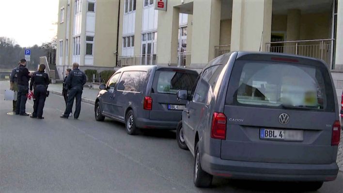 Unbekannte Täter sind in Strausberg in einer Sparkasse eingestigen und haben Schließfächer leergeräumt. (Quelle: TV News Kontor)