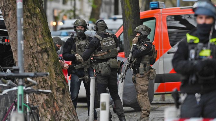 SEK Einsatzkräfte sperren am 24.04.2023 den Bereich um ein Geschäft an der Keithstraße in Berlin Schöneberg während einer Geiselnahme ab. (Quelle: Morris Pudwell)