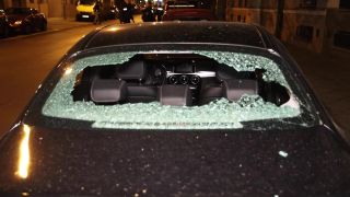 Die Heckscheibe eines Mercedes wurde in der Nacht auf den 29.04.2023 in Berlin-Mitte von Randalierern eingeworfen (Quelle: Morris Pudwell).