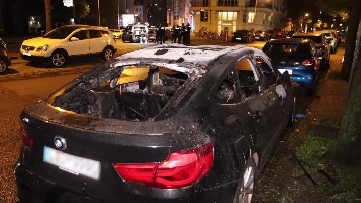 Ein BMW wurde in der Nacht auf den 29.04.2023 in Berlin-Mitte von Randalierern zerstört (Quelle: Morris Pudwell).