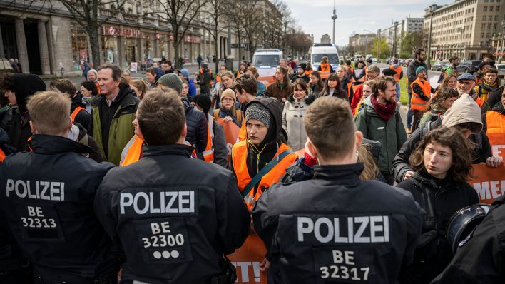 Klima-Aktivisten beginnen mit angekündigten Verkehrsblockaden in Berlin