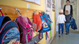 Symbolbild: Kinderrucksäcke hängen am 24.04.2019 im Eingangsbereich in einem Kindergarten in Brandenburg. (Quelle: dpa-Zentralbild/Monika Skolimowska)