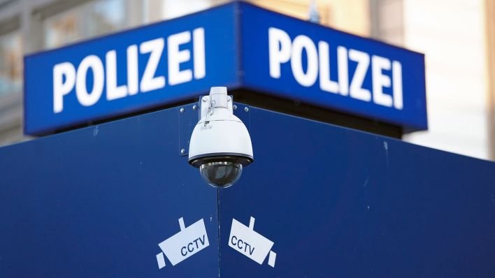 Videoüberwachung der Polizei am Alexanderplatz. (Foto: picture alliance / Geisler-Fotopress)