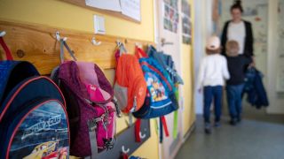 Archiv: Kinderrucksäcke hängen im Eingangsbereich in einem Kindergarten. (Foto: dpa)