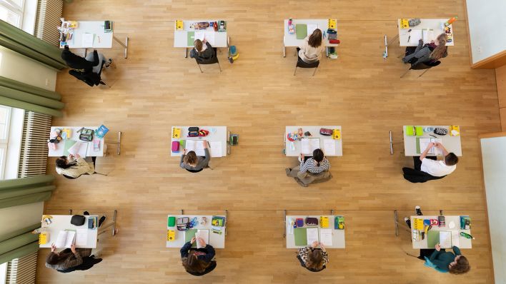 Symbolbild: Schüler sitzen während der Abiturprüfung auf ihren Plätzen. (Quelle: dpa/Sebastian Kahnert)