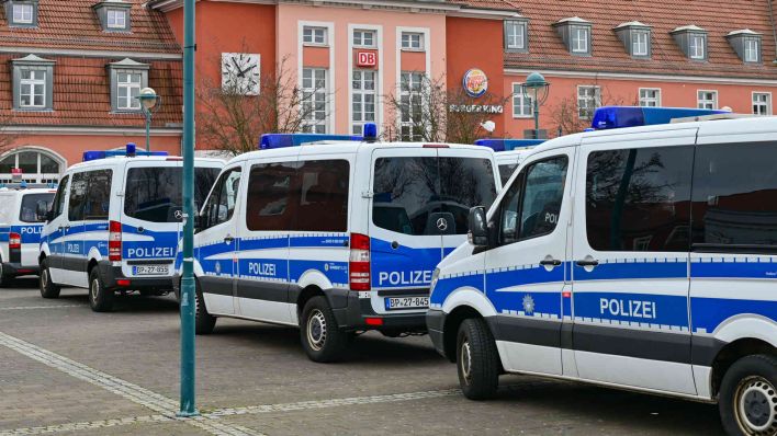 Archiv: Mehrere Einsatzfahrzeuge der Bundespolizei stehen vor dem Gebäude des Bahnhofes Frankfurt (Oder). (Foto: dpa)