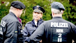 Archiv: Barbara Slowik, Polizeipräsidentin in Berlin, unterhält sich am Rande einer Demomit Kollegen. (Foto: dpa)