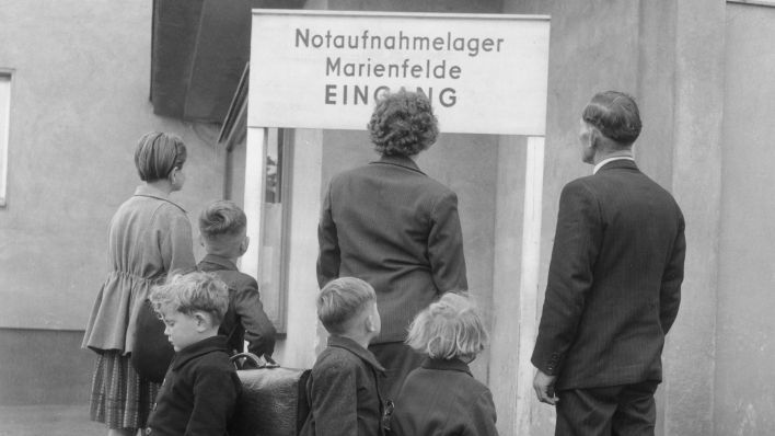 Mit einer sechsköpfigen Familie im Notaufnahmelager Marienfelde überschreitet am 20. September 1956 die Zahl der Flüchtlinge aus der DDR in die Bundesrepublik die Millionengrenze (Quelle: dpa / akg-images / Gert Schuetz).