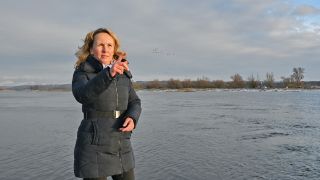 Steffi Lemke (Grüne), Bundesumweltministerin, steht am 12.12.2022 bei ihrem Besuch im Nationalpark Unteres Odertal am deutsch-polnischen Grenzfluss Oder. (Quelle: dpa/Patrick Pleul)