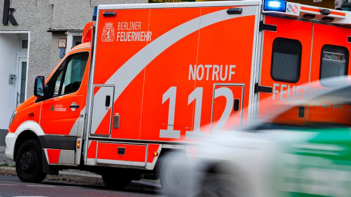 Symbolbild: Rettungswagen (RTW) der Berliner Feuerwehr mit Blaulicht (Quelle: dpa/Sebastian Gabsch)