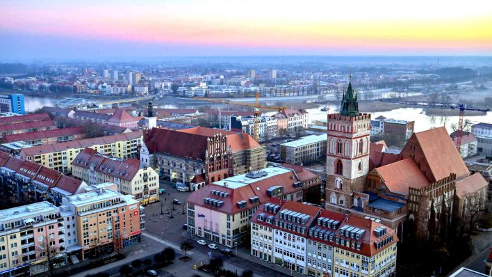 Blick aus einem Hochhaus auf das Stadtzentrum mit der Marienkirche (r) dem Rathaus (M) und der Stadtbrücke (l) über deutsch-polnischen Grenzfluss Oder. Dahinter ist das polnische Slubice zu sehen. (Foto: dpa)