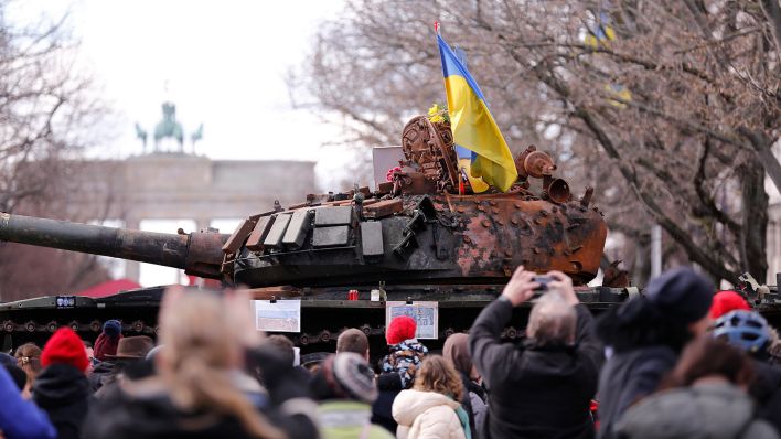 Aktivisten haben einen ausgemusterten russischen T-72-Panzer vor de russischen Botschaft in Berlin geparkt, um gegen den russischen Angriffskrieg gegen die Ukraine zu protestieren, 26.02.2023 (Quelle: dpa / Simone Kuhlmey).