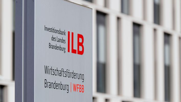 Ein Schild steht nahe dem Eingang zur Investitionsbank des Landes Brandenburg (ILB). Das Gebäude ist gleichzeitig Sitz der Brandenburger Wirtschaftsförderung (WFBB). (Foto: dpa)