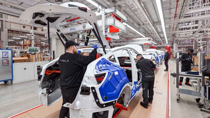 Mitarbeiter der Tesla Gigafactory Berlin Brandenburg arbeiten an einer Fertigungslinie eines Elektrofahrzeuges vom Typ Model Y. (Foto: dpa)