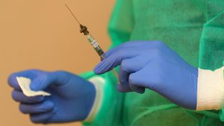 Symbolfoto: Eine Ärztin bereitet eine Impfung vor (Quelle: dpa/Micha Korb)